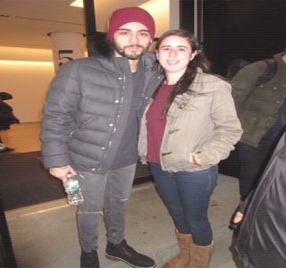 — Are loc drept singur răspuns venit din partea lui. În cele din urmă, îşi plimbă un braţ peste; talia blondinei şi astfel îşi apropie corpul de al acesteia până ce capul lui ajunge undeva la nivelul pieptului iubitei sale, loc de care şi-l şi lipeşte. Protectiv produce înconjurarea corpului
