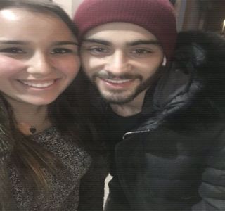 — Ei folosindu-şi braţul. Între timp, în ciuda faptului că-şi închide ochii, reuşeşte a-i plasa; un sărut peste zona pieptului, profitând de decolteul acesteia, înainte de a adopta aceeaşi poziţie. „Promit,” murmură în urma atâtor secunde trecute.
