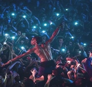 — Când ulterior Josephine reacţionează, demonstrând astfel că urma a-i acorda atenţie,; privirea şi-o menţine asupra chipului şatenei până ce în cele din urmă se opreşte în apropierea ei, lângă fereastră; el unul diferenţiindu-se prin statul în picioare. Replica ce îi este adusă la
