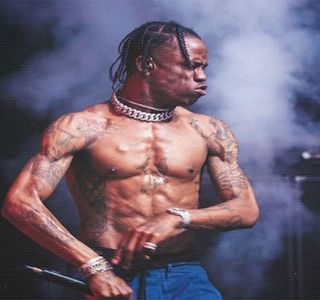 — Arătătorului pe care îl poziţionează sub bărbia ei, capul i-l ridică din dorinţa de a privi mult; mai concentrat trăsăturile acesteia. “Ai plâns cumva?” Răspunsul era unul categoric, afirmativ, căci ochii acesteia păreau încă umezi iar o ciudată negreală i-i contura. Dar chiar ş-aşa, nu-şi reprimă
