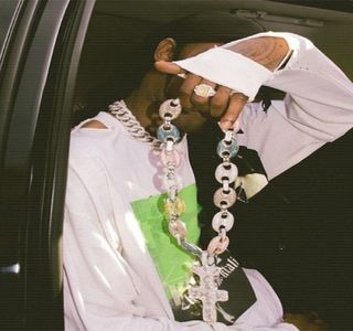 — Oprit în apropierea ei, undeva în faţa acesteia, dar totuşi fără a o “sufoca”, palmele şi le; strecoară în buzunarele pantalonilor de trening. “Skriver, cred că eşti conştientă că ratatul ăsta ţine la tine orice ar zice. Şi nu contează că e cu Gigi acum, sau c-o iubeşte posibil pe ea sau mai
