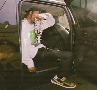 — Ştiu eu ce prostie. Ascultă-mă pe mine, niciun individ aflat în deplinătatea facultăţilor mintale; nu trece ca o nimica toată peste o persoană care cândva însemna mai mult decât el însuşi pentru el.” Sprâncenele îi ajung brusc încruntate, probabil cauza fiind chiar modalitatea lui de exprimare, un
