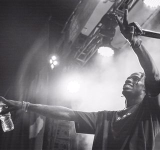 — Parte în cealaltă, muşcând şi din buza inferioară, înainte de a-şi sustrage palmele din buzunare; şi de a se lăsa pe vine în faţa ei. Dar totuşi, tace.
