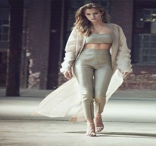 — Mult se dovedeşte a fi maturitatea regăsită în mica sa istorisire, lucru neaşteptat din partea; lui, însă totodată ceva ce o surprinde în mod plăcut. Prin urmare, odată ce coborârea corpului său are loc, la fel se întâmplă şi cu ochii acesteia, urmărindu-i gestul până ce sfârşeşte a-i
