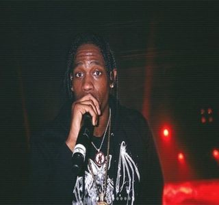 — Pe care-l are.” Ochii şi-i menţine aţintiţi asupra buzelor ei, ulterior fixându-i privirea. „Şi da; -că ai de gând să ţi-o tragi cu tot Brooklyn-ul? Ce? Care-i problema? Alegerile sunt ale tale, nu ale lui, e viaţa pe care o trăieşti tu, nu o trăieşte el pentru tine.” Dată fiind concluzia respectivă
