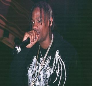 — În cele din urmă decide a tăcea. În schimb, cu ajutorul degetului poziţionat iarăşi sub bărbia; ei, menţine astfel contactul vizual. „Hai, zâmbeşte.” Prin intermediul unui propriu zâmbet alege s-o impulsioneze astfel.
