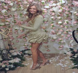 — Faţă de acesta, lucru pe care îl evidenţiază prin mărturisirea: „Glumesc.” Concomitent,; una dintre palme şi-o plasează pe obrazul său, urmând ca apoi să se lase pe spate, pe saltea, în timp ce palma aflată pe obrazul brunetului să-l oblige şi pe acesta să procedeze întocmai.
