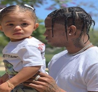 — Mişcându-şi-l tipic în timp ce rosteşte un “fir-ar” bineînţeles, în joacă. De îndată o; repriveşte, suprimându-şi zâmbetul prin modalitatea în care-şi strâmbă nasul; înainte de a avea parte de atingerea palmei ei şi de acea impunere venită tot din partea lui Josephine. Astfel, spatele i
