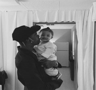 — Se regăseşte întins peste salteaua mult prea confortabilă a patului, privind ulterior preţ de; câteva secunde tavanul înainte de a îşi întoarce în mod involuntar privirea în direcţia ei, fixându-i-o şi pe a acesteia. “Să nu ţi se urce la cap.” Intervine chiar în clipa în care mersul degetului
