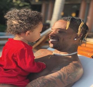 — Fixând iarăşi tavanul. Concomitent, trage într-un mod vizibil aer în piept, sesizat prin urcarea; acestuia, ca în cele din urmă să-l elimine lent. În acelaşi timp, începe să-şi modeleze buzele prin muşcări interioare ale pielii celei inferioare.
