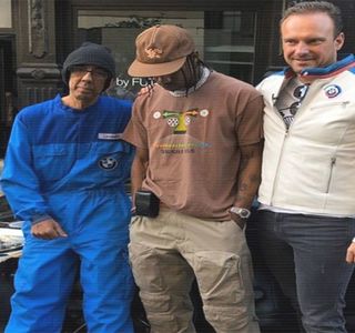 — Atmosfera dintre ei devenea tot mai ciudată, lucru cauzat în totalitate de liniştea ce părea; emanată de către amândoi în aceeaşi măsură. Totuşi, amănuntul care spulberă acea linişte se dovedeşte a fi intervenţia ei vocală. Una pentru care, să fie al naibii, n-avea niciun soi de răspuns.
