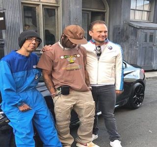 — Ei; precis spre partea laterală. Buzele i se între-deschid. Intuiţia i-ar fi recomandat; cuvintele: “păi e posibil să te cam plac, tu ce zici?” drept răspuns, dar cu siguranţă nu reuşeşte să proceseze intenţia din moment ce, tot ea, intervine printr-o adăugire. Baza etichetei pusă de
