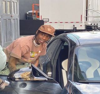 — Tavanul (probabil bărbăţia lui dispărea în acele clipe din moment ce un tavan era cu mult; mai interesant decât chipul unei fete; sau poate doar sentimentul de natură străină ce îl încerca nu contribuia asupra tipicului său caracter). “Da.. prieteni.” Conclude după o perioadă de doar câteva
