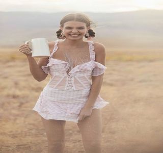 —  Să se avânte într-o relaţie atât de uşor şi să îşi facă obligaţii. Tocmai de aceea, ea consi-; derase că îl scutise de o postură penibilă (atât pe el, cât şi pe ea), în cazul în care el ar fi refuzat o posibilă relaţie între ei. Astfel că, ascultă tăcută vorbele sale, constatând că ajunseseră d
