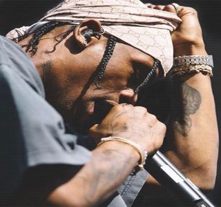 — Cea dintâi reacţie identificată din partea ei nu sustrage sub nicio formă vreun răspuns asemenea; din partea lui, ci doar îşi concentrează vag privirea asupra unui obiect întâmplător aflat în camera destul de spaţioasă, în timp ce vârful limbii şi-l trece precum un instinct peste colţul gurii. Poz
