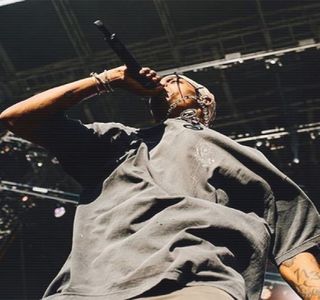 — Şi-o menţine totodată în acelaşi punct, până ce alte câteva secunde trec, chiar dacă şatena; tocmai îşi enunţase câteva dintre idei, şi probabil singure. Un „din nefericire” îi scapă printre buze imediat ce-şi împinge corpul în palme pentru a se putea ridica de pe acea margine a patului.
