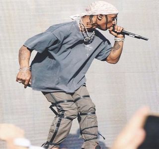 — Aflat în picioare îl ocoleşte, şi produce alţi câţiva paşi până ce pe neanunţate, îşi trânteşte; corpul pe cealaltă jumătate de pat rămasă. Spre deosebire de poziţia acesteia, el rămâne în şezut. Totuşi, îşi ridică un picior, arcuindu-şi-l, doar pentru a-şi rezema antebraţul de genunchi.
