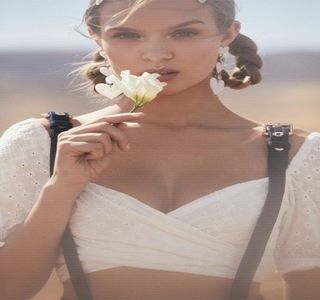 —  Faţă, însă alungiţi pe lateralul trupului. „Zi-mi ceva ce nu ştiu...habar n-am. Ce-ţi place; să mănânci sau..care e animalul tău preferat; dacă ai avut vreo relaţie serioasă, dacă ai suferit..chestii de genul.”
