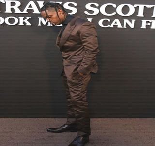 — Căci sesizează intenţia ei de a-şi completa precedenta frază. „De ce, ai în plan să mă; consolezi şi pe mine în dragoste?” Acţionează în consecinţă printr-o tachinare scurtă, înainte de a pufni tot în joacă. „Ţi-aş spune eu ce-mi place să mănânc, dar am eu siguranţa că mă
