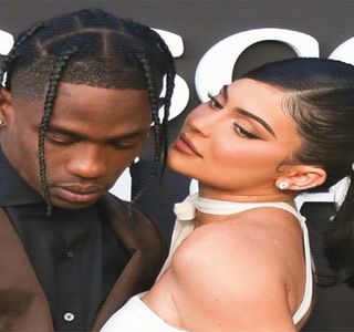 — Când în cele din urmă ea îşi desfăşoară curiozitatea prin acele vorbe, un mic sunet; asemănător unui râset îi scapă, căci replica şi-o iniţiază prin următoarele: „Oare dacă-ţi zic acum că da o să-mi pierd din imaginea asta.. dură?” În mod intenţionat accentuează cel din
