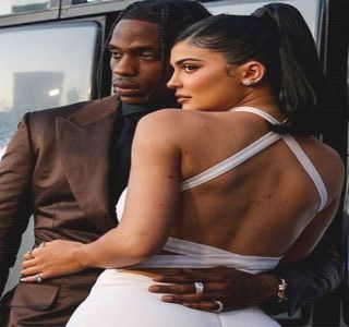 — A capului. „Da,” decide astfel şi o completare vocală, înainte de a adăuga cele succesoare:; „Am fost cu o fată aproape doi ani de zile.” În ciuda manierei în care-şi scarpină barba, cât implicit şi bărbia, dă frâu amintirilor şi gândirilor. „De fapt, cred că şi mai mult de doi ani.”
