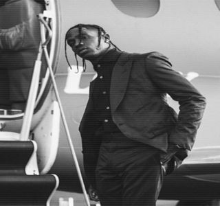 — Aruncă concomitent priviri spre peretele din faţa sa, cât şi spre chipul acesteia; căci în; mod cert se aştepta la acel soi de curiozităţi produse de către şatenă. Un moment de impas se dovedeşte infiltrat printre stările amândurora, dar se decide totuşi asupra oferirii acesteia
