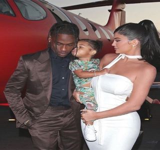 — Îşi înalţă instinctiv un umăr, moment în care privirea şi-o mută de pe chipul ei, asupra; piciorului drept pe care şi-l ridică din nou, şi pe al cărui genunchi şi-l îndoaie pentru a adopta poziţia potrivită. Nu-şi evidenţiase relaţia în faţa nimeni până în acel moment, bineînţeles, cu
