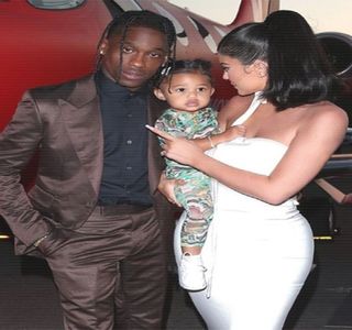 — Excepţia lui Fai care promisese că va păstra secretul (lucru şi întâmplat din moment ce; niciunul dintre amicii săi nu cunoştea nici în acele vremuri detaliile cu pricina); aşa că, de îndată ce îi acordă din plin atenţia lui, îşi umezeşte buzele printr-o trecere a limbii peste, înainte
