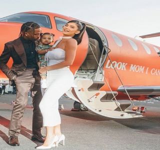 — De a iniţia o altă idee. „Rămăsese însărcinată, ştii? În fine, părinţii ei nu erau chiar cei mai; mari fani ai mei, de fapt, nu mă înghiţeau deloc. Aşa că obsedata de maică-sa a forţat-o să facă avort. Nici nu voia să audă. Mai târziu am aflat de la o amică de-a ei ce s-a întâmplat.”
