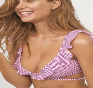 — Ascultă interesată informaţiile pe care el i le oferă, pentru că, să fim serioşi ce altceva; putea fi mai interesant decât faptul că Travis chiar avusese senimente pentru o fată? Astfel că, rămâne tăcută în toată această perioadă, permiţându-i astfel să se desfăşoare. Totuşi,
