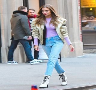 — Să mascheze sentimentul trăit în acele momente prin următoarea manifestare vocală:; „De asta v-aţi despărţit? pentru că a rămas însărcinată?” ulterior, privirea îi coboară preţ de câteva secunde asupra cearceafului întins aproape perfect pe suprafaţa saltelei, prin
