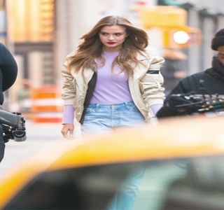 — Mintea sa circulând în acel moment diverse scenarii. Chipul i-l focusează din nou,; adresându-i-se la scurt timp: „Ai iubit-o?”, de data aceasta cu o întrebare poate puţin neaşteptată, însă consdierată de ea potrivită contextului respectiv.
