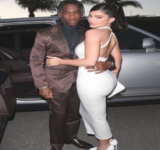 — Buzele i se lipesc între ele imediat ce-și finalizează ideea propriu-zisă, dar chiar și așa este; expus unui răspuns ce constă într-o simplă încuviințare a capului odată cu apariția întrebării referitoare la despărțirea prin care el și fosta lui prietenă trecuse. Treptat, începe a-și mușca pielea 
