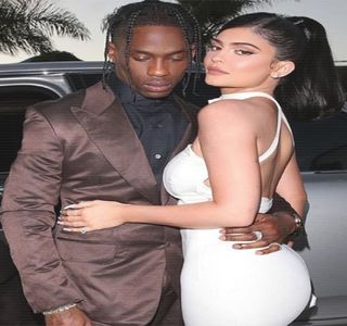 — Buzei inferioare și fără ezitări îi fixează chipul amicei sale, ochii lui înfăptuind un drum peste; fiecare din trăsăturile sale în parte. Ezitarea nu este impusă nici după sfârșitul curizității ei, căci își anticipează răspunsul printr-un râset jucăuș, menit de fapt ei. “Normal că am iubit-o,
