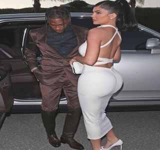 — Skriver. Altfel nu îmi pierdeam atât de mult timp cu ea.” Conclude în cele din urmă,; înălțându-și de această dată ambii umeri. “În fine, lasă asta.” Își întinde ulterior brațul liber de-a lungul pernei aflată lângă el, cea liberă, înainte de a-și planifica acum propria întrebare.
