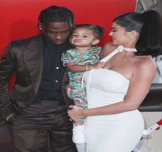 — O curiozitate chiar reală, mai bine spus. “Care-a fost treaba cu Făt Frumos până la; urmă? Adică am înțeles de la fete că te-a înșelat și mai știu eu ce aiureli, da’ tu chiar atât de fraieră ai fost să nu-ți dai seama?”
