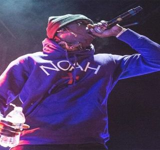 — Produce acel contact cu suprafața respectivei. Istorisirea pe care ea o produce ulterior îi; captează interesul, lucru demonstrat și prin maniera în care sprâncenele îi urcă pe frunte sub forma unei arcuiri. “Destul de jenant,” consideră el moment ulterior, dezvoltând totodată o sinceritate
