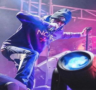 — Necesară, fără a se teme de posibile reacții din partea ei. “Fii serioasă, nici tu nu cred că; voiai să te căsătorești acum. E ca și cum abia ți-ai început niște ani de care ar trebui să profiți la maxim și de fapt îți pui singură bețe-n roate. Adică... asta e părerea mea.” Își retrage între
