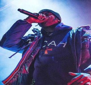 — Timp brațul, dar, având în vedere că un contact vizual se petrecea între ei, își rezemă cotul; de saltea, pe când cu ajutorul degetelor îi prinde ambii obraji, apăsând pe aceștia. “Presupun că nu mai știi nimic de el dacă ai și uitat că s-a întâmplat asta.” Murmură într-un oarecare fel prece-
