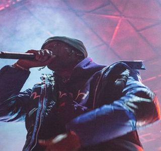 — Dentele vorbe, accentuând cea de-a doua parte a ideii înainte de a strâmba din nas.; “Oricum, cam faci furori printre bărbați, am observat. Ce-ai de spus în apărarea ta?”
