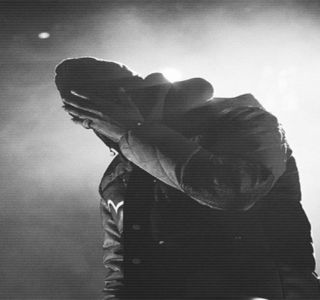 — Realizează abia după câteva clipe apropierea mult prea riscantă (pentru el), motiv pentru; care, inconștient pentru moment, contribuie asupra momentului prin mișcarea propriului cap. Dar chiar și așa, degetele și le retrage de peste obrajii ei în cele din urmă, afundându-și capul în pernă, 
