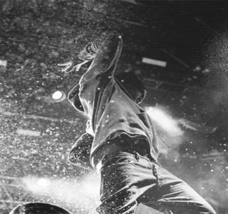 — Odată ce brațul ce se ocupa de sprijinul cefei ajunge plasat peste propriul chip. În; încercarea de a-și ascunde prin intermediul acestuia și zâmbetul abordat, rămâne consistent în poziție. “Vrei să mă pupi, Skriver?” Rostește după o perioadă de câteva secunde, persistând prin
