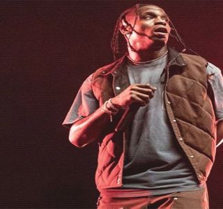 — Acoperirea feței cu ajutorul brațului, evitând contactul vizual, lăsând doar buzele să; formeze mersul cuvintelor. “Asta e una dintre întrebările mele.” Punctează în final precum o constatare veridică.
