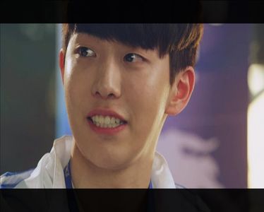 ▶ El este Joon, Kang Joon. Îl am pe cap de câțiva ani și nu pot scăpa de el. Glumesc. :)) ◀ ᴄʟᴋ; ▶ Suntem buni prieteni de foarte mult timp, cu toate că majoritatea au impresia că suntem un cuplu. Nu înțeleg de ce. ◀
