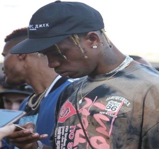 — Turnura de situaţie pe care o propun atât vorbele cât şi acţiunea ei îi captează în totalitate; atenţia. În mod cert nu se aştepta la o cerinţă atât de promptă, constatând ulterior că cele discutate în momentele precedente parcă nu deţineau nicio legătură cu clipele curente.
