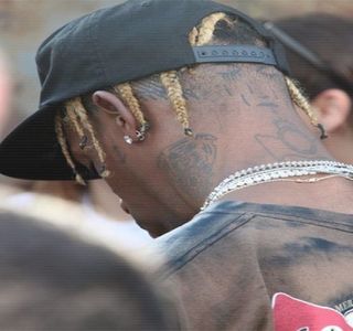 — Prieteni? Prieteni cu beneficii, poate, Josephine. Căci nici el nu şi-ar fi putut ţinele mâinile; acasă prea curând. Prin urmare, fără a mai ezita, cu ajutorul braţului pe care şi-l infiltrează pe sub corpul ei, şi palma opusă care sfârşeşte peste talia subţire a şatenei, îi ridică corpul
