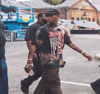 — Doar îi sărută acesteia buzele, ulterior, profitând de maniera prin care gurile lor decid a; se implica în jocul respectiv prin deschidere, limba şi-o infiltrează printre buzele şatenei, oferind startul unui sărut propriu-zis.
