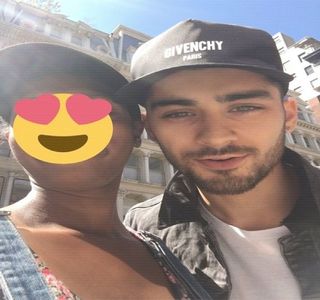 — Joint-ul îi poposeşte între buze chiar după ce părăseşte şezutul canapelei, susţinând într-o; palmă scrumiera în care se aflau teancurile de chiştocuri consumate atât de el cât şi de amicii lui, care, în momentul de faţă se avântaseră în închiderea consolei X-Box şi aranjarea
