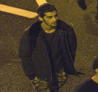 — Când în cele din urmă găseşte o jachetă potrivită, nici prea groasă, dar nici prea subţire,; o sustrage din interiorul dulapului, de pe umeraş, ca mai apoi să o tragă deja peste el, începând prin introducerea unui braţ. Odată ce se iveşte şi rândul celui de-al doilea braţ, destul de
