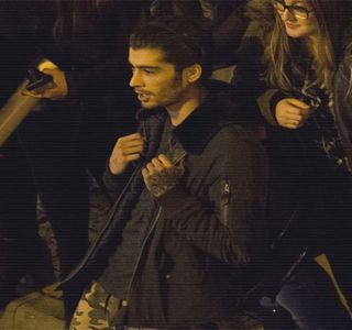 — Ulterior, înaintează spre direcţia ei, destul de reţinut s-ar putea spune, căci din când în; când aruncă şi fugitive priviri în jurul lor, sperând că acea dezordine inevitabilă nu devenise evidentă pentru aceasta. „Ce faci prinţeso?” Continuă tot el printr-o simplă dar dulceagă
